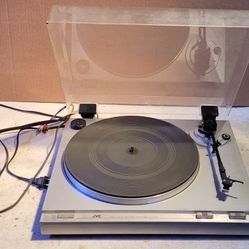 Vintage JVC L-A10 Auto-Return Belt Drive Turntable Record Player