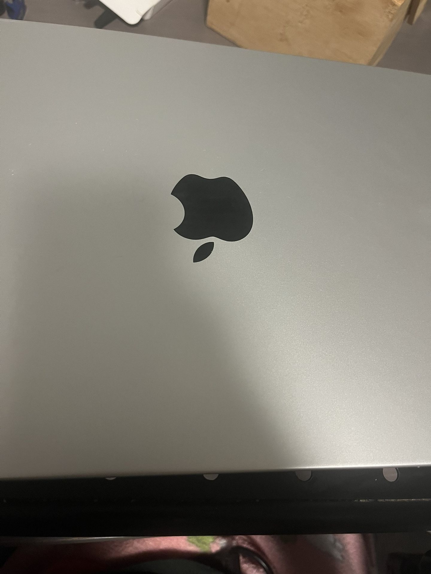 MacBook Pro (24 GB RAM + 512 GB storage)