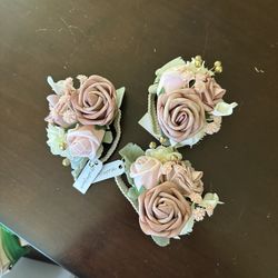 Lings Moments Wrist Corsages