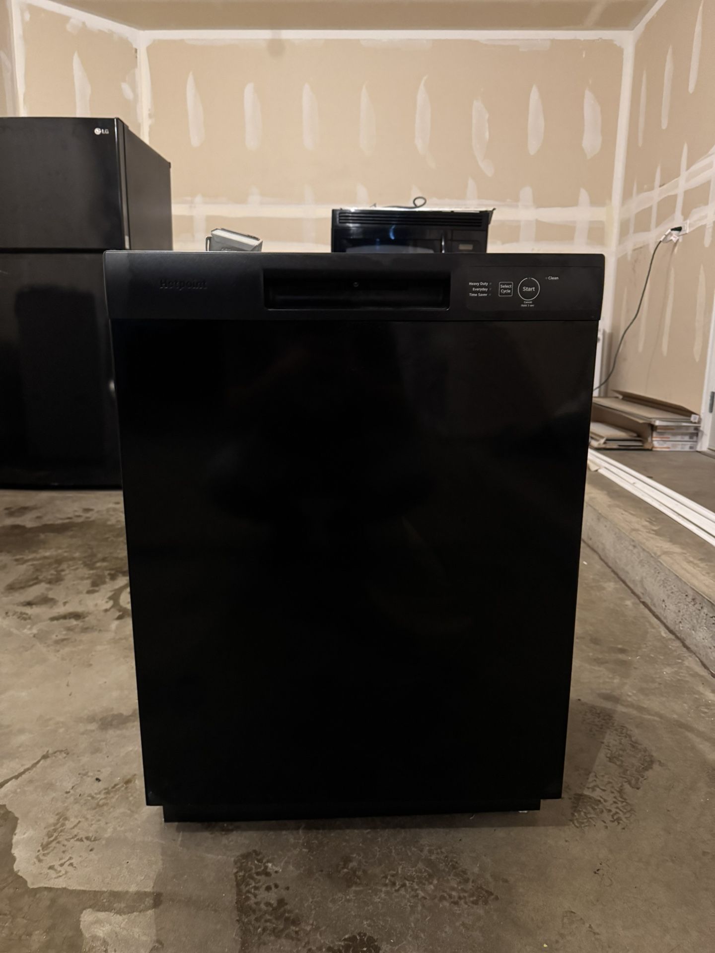 [PRICED TO SELL] (NEW) Hotpoint 24in Dishwasher - Black