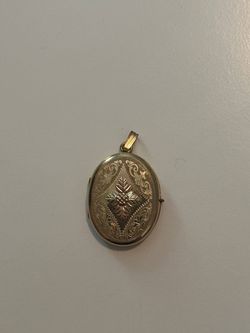 Engraved Oval Photo Locket Pendant 1/20 14K Yellow Gold Filled