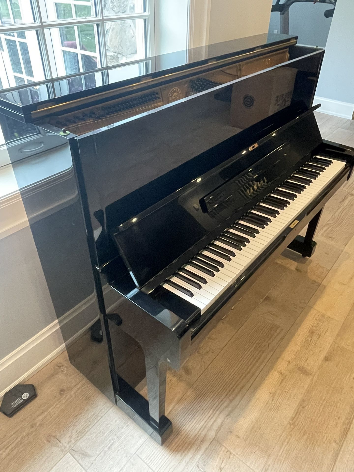 Yamaha U1 Upright Piano High Gloss Ebony, 48" **OPEN TO OFFERS**