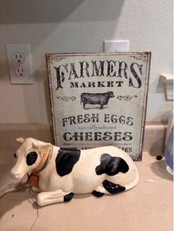 Farmhouse picture with a ceramic cow