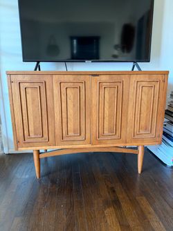 Broyhill Sculptra Console