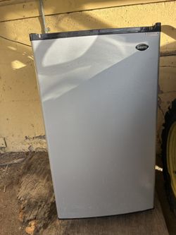 Sanyo Mini Refrigerator