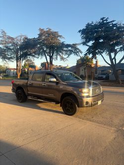 TOYOTA TUNDRA LIMITED 2011