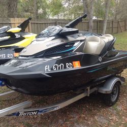2016 seadoo sold as a pair Only with double trailer