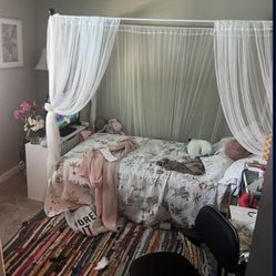 Canopy Bed size twin