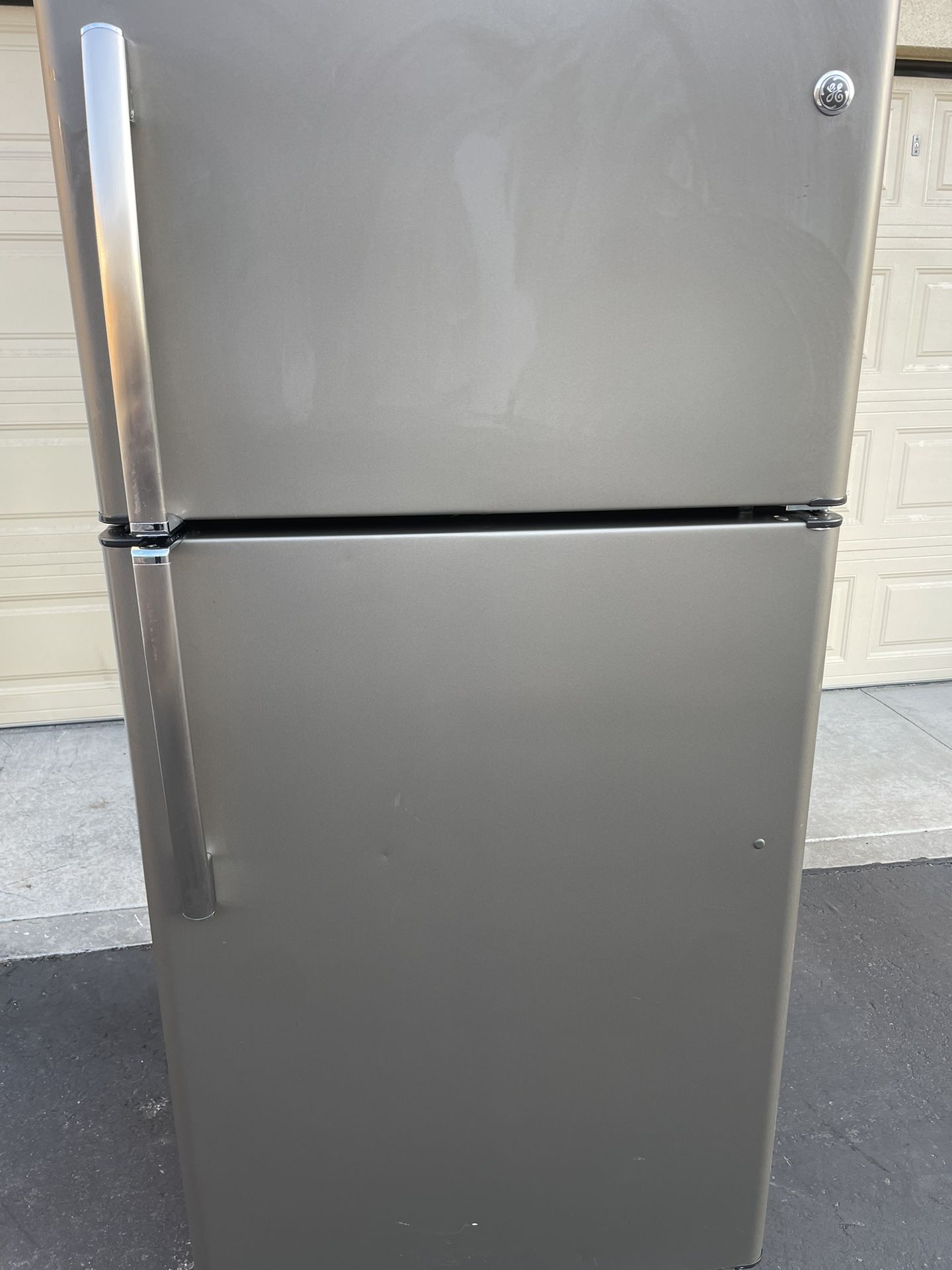 Ge Stainless Steel Refrigerator $300 Free Delivery 