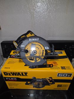 Dewalt FlexVolt brushless 71/4" worm drive style saw with blade tool only brand new never used Hablo español