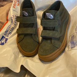 Olive green velcro vans top