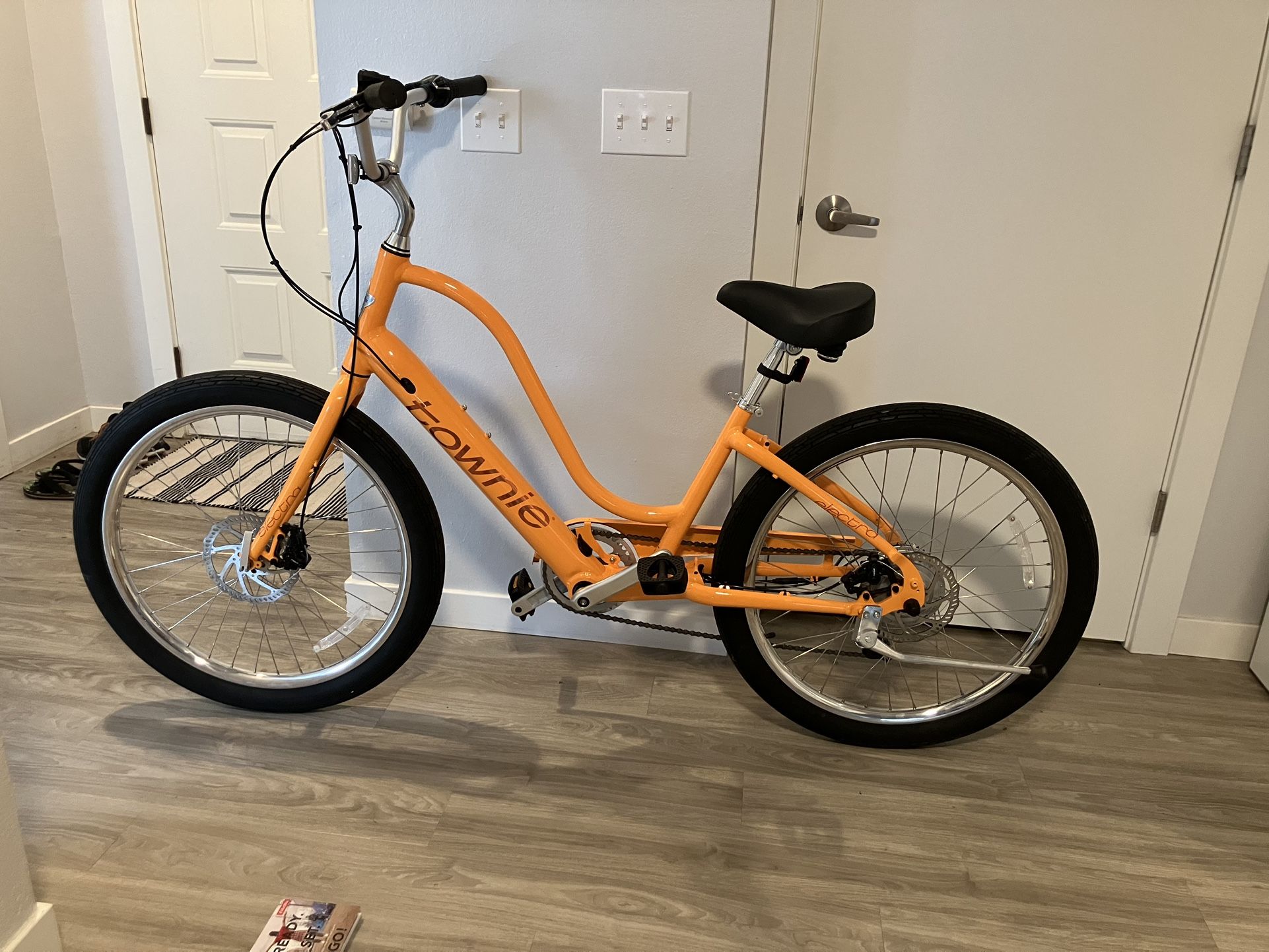BRAND NEW Electra Townie