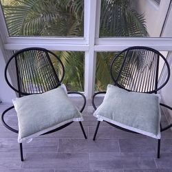 Set of 2 black chairs with 2 pillows 