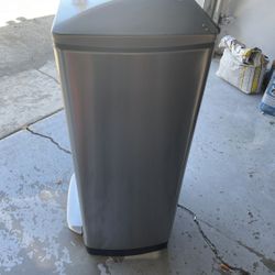 Trash can 