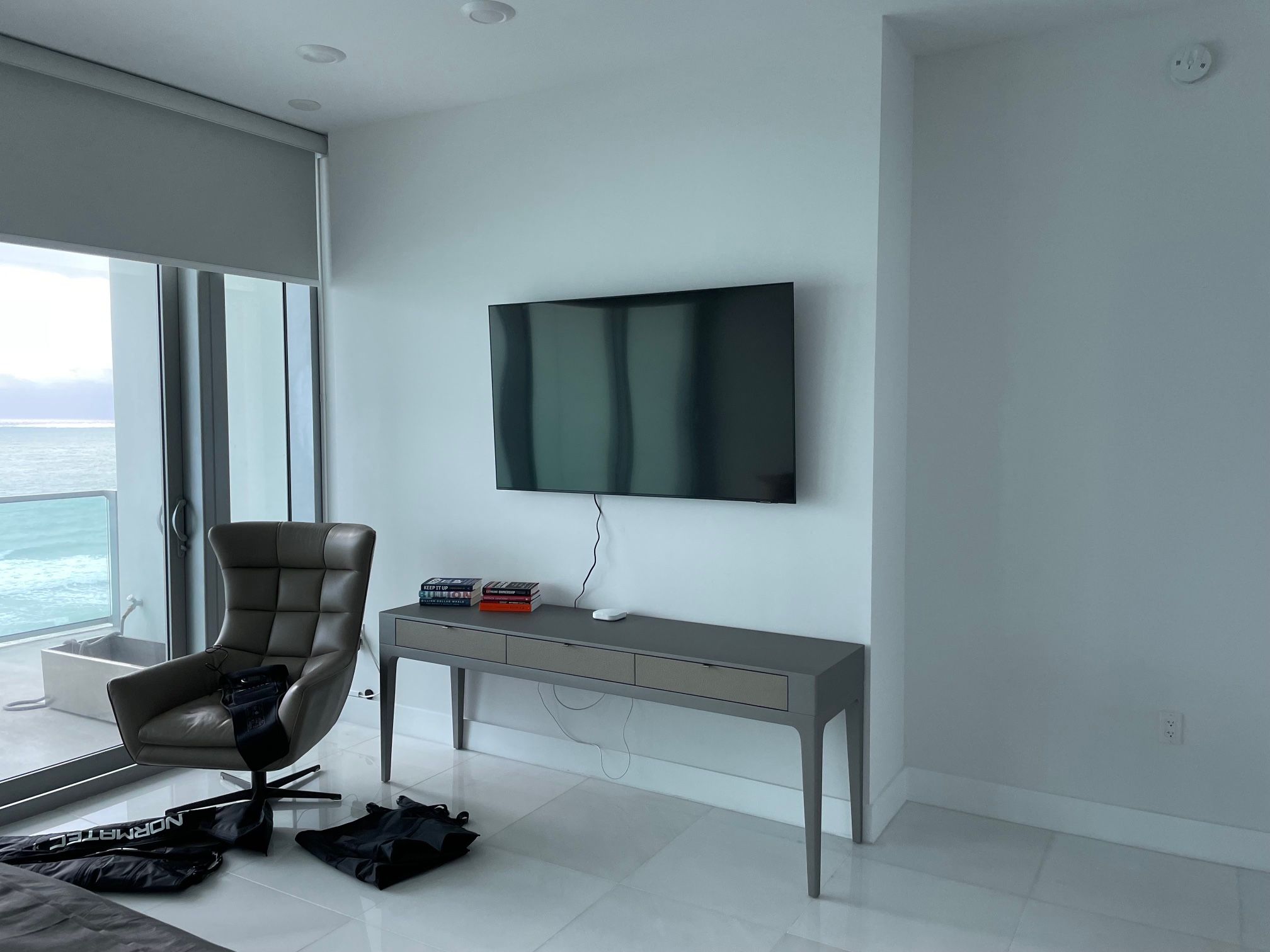 Grey Console Table, Artefacto