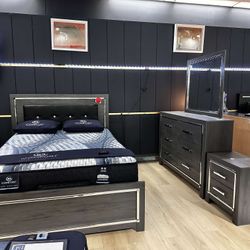 OM• $38 Initial • Brand New//Lodanna King Panel Bed with Mirrored Dresser and Chest