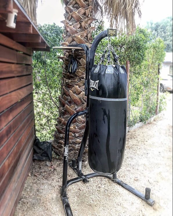 Everlast boxing stand and heavy boxing bag 150lbs