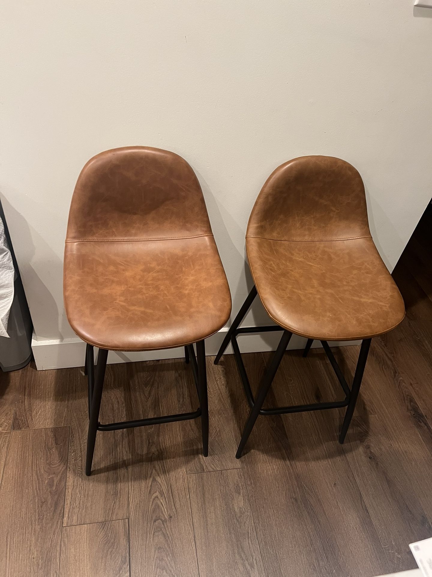 🪑 Set of 2 Modern Bar Stools – Caramel Faux Leather + Black Metal Legs