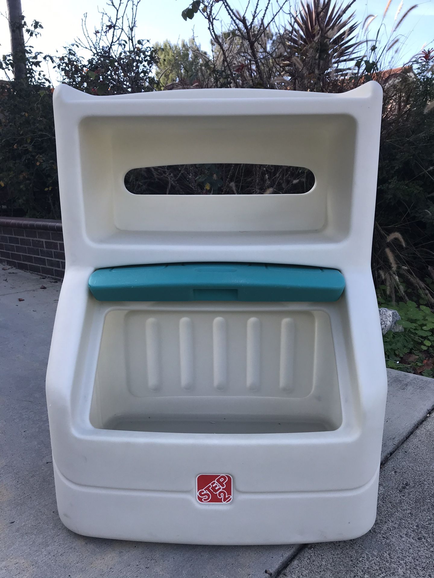 Step 2 Toy Storage Box w/Bookshelf for Sale in Laguna Beach, CA OfferUp