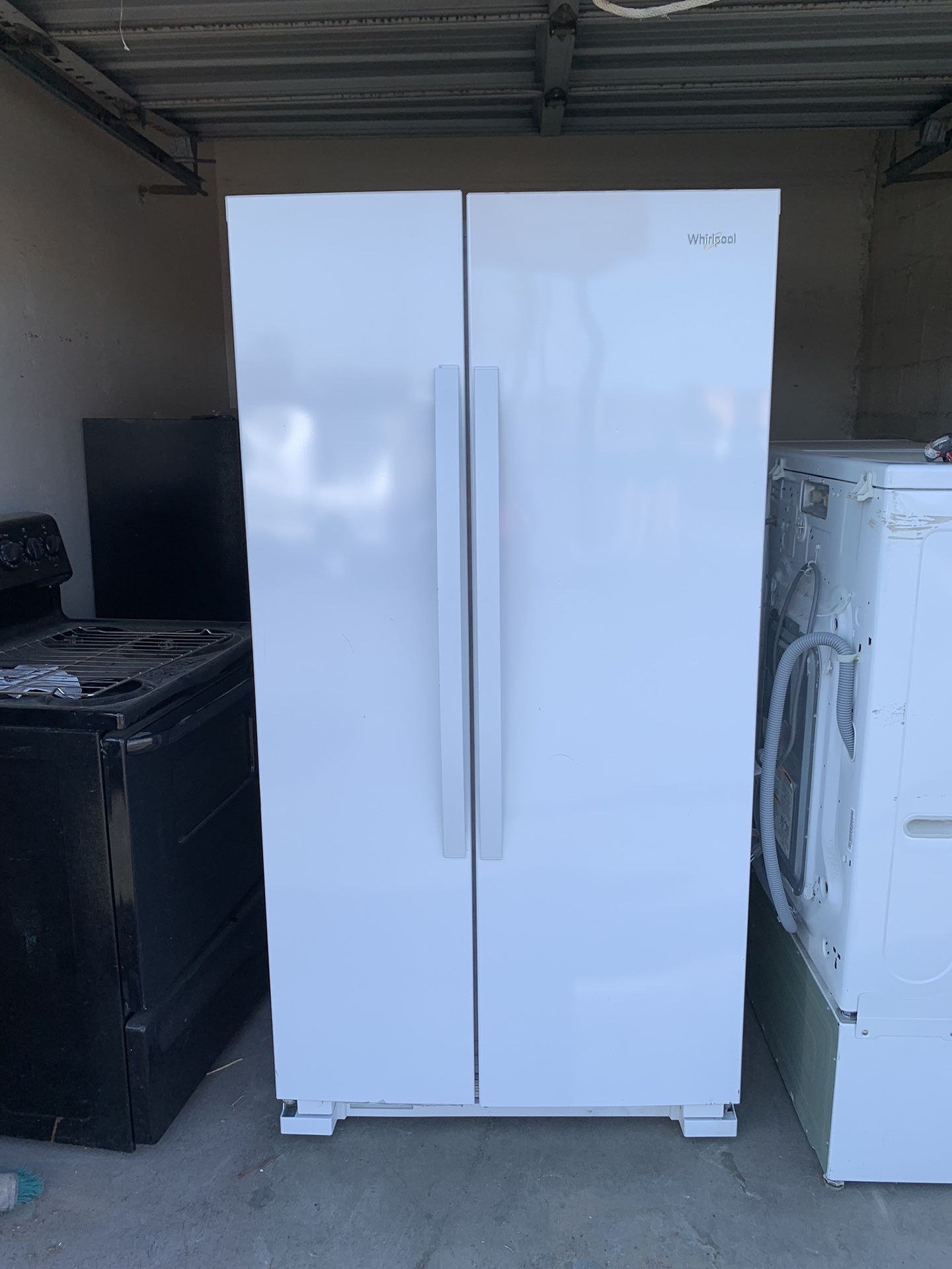 whirlpool side by Side refrigerator / Nellis And Owens 