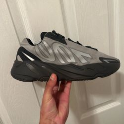Yeezy 700 Mnvn