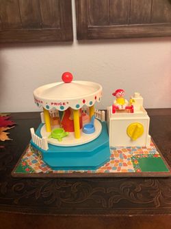 Vintage Fisher-Price Play Family Merry-Go-Round Carousal toy (Model No. 111) first released in 1972 It does not wind up