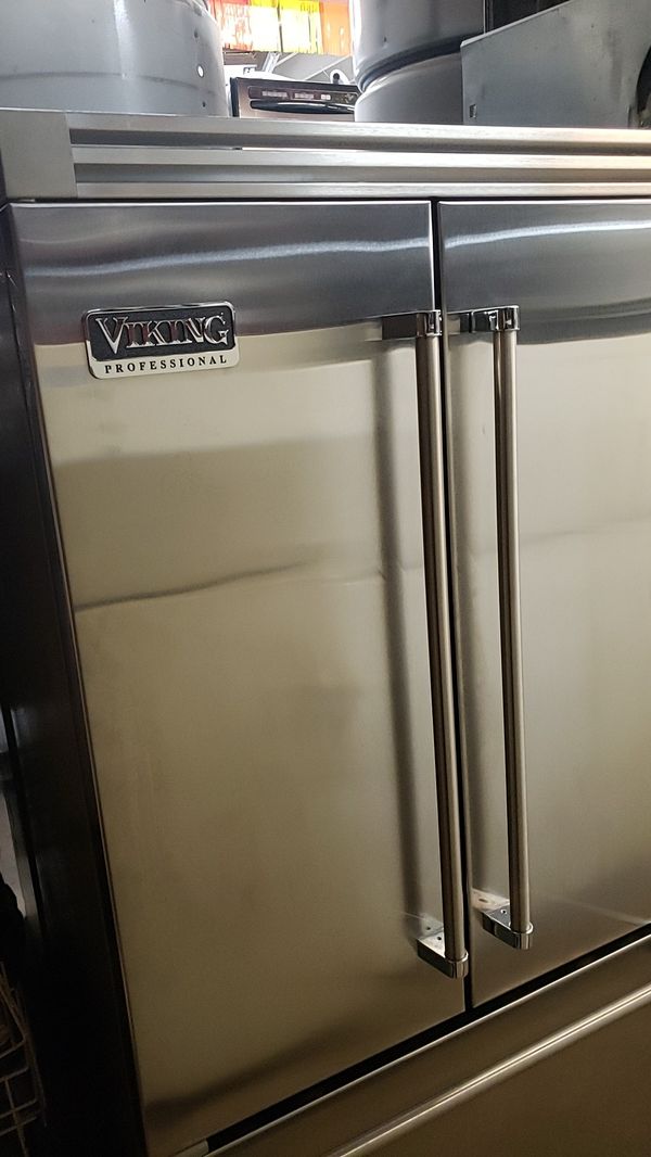 Viking French door refrigerator with internal water dispenser and ice