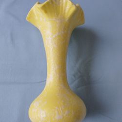 

Shawnee vase 2512 scalloped top, 9” H 4.5” diameter 

