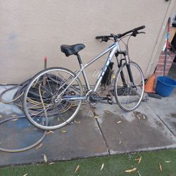 GT Bicycle 🚲 Hybrid Need It Gone ASAP! Asking 100$ OBO Willing To Trade For Other Items Or Whatever Also