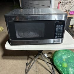 GE 1.1 Cu. Ft. Countertop Microwave Oven in stainless stee