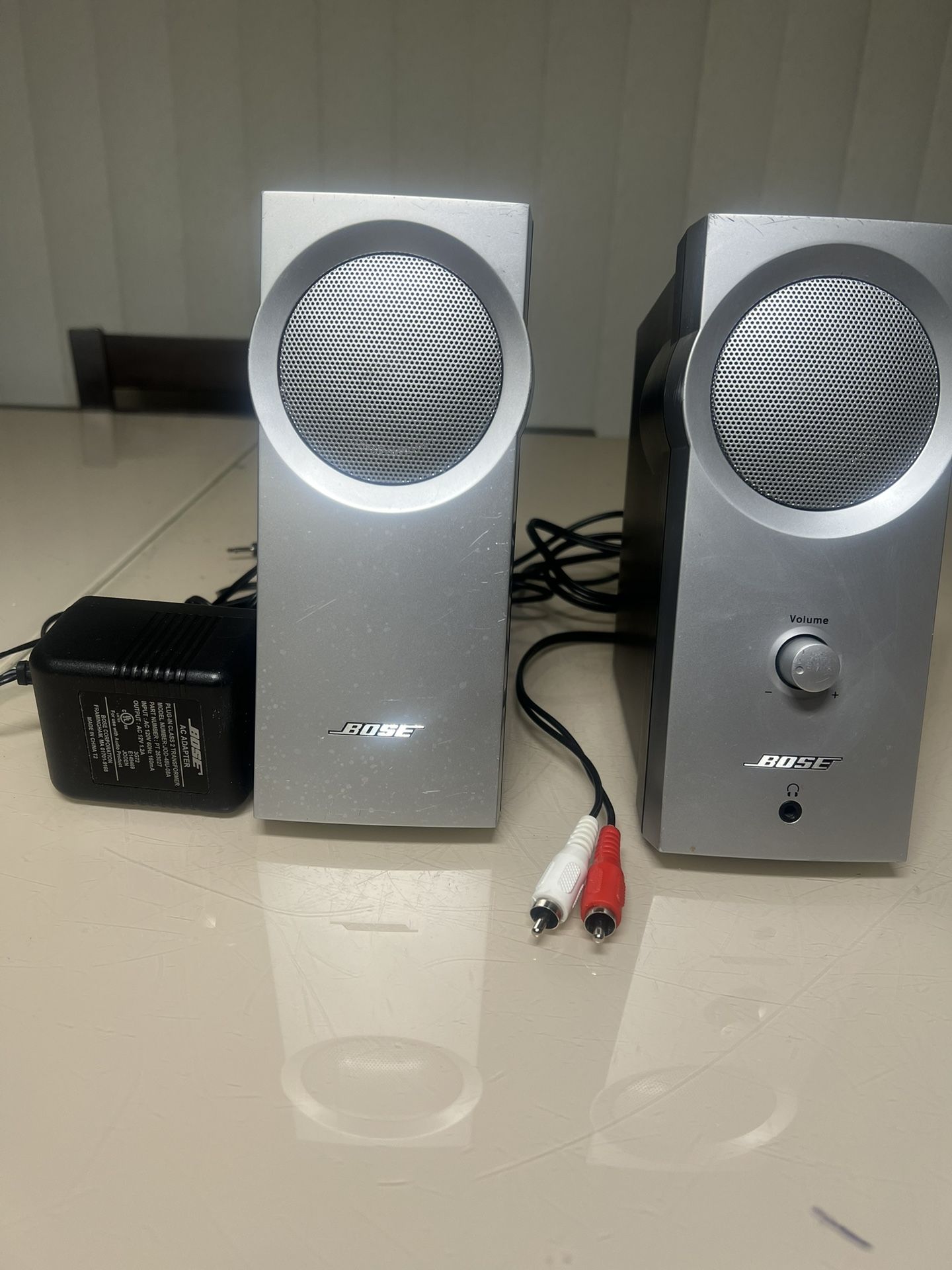 BOSE Companion 2 Series I Multimedia Computer Speaker System w/ Cables . Used in good condition with some minor cosmetic blemishes. These blemishes ar