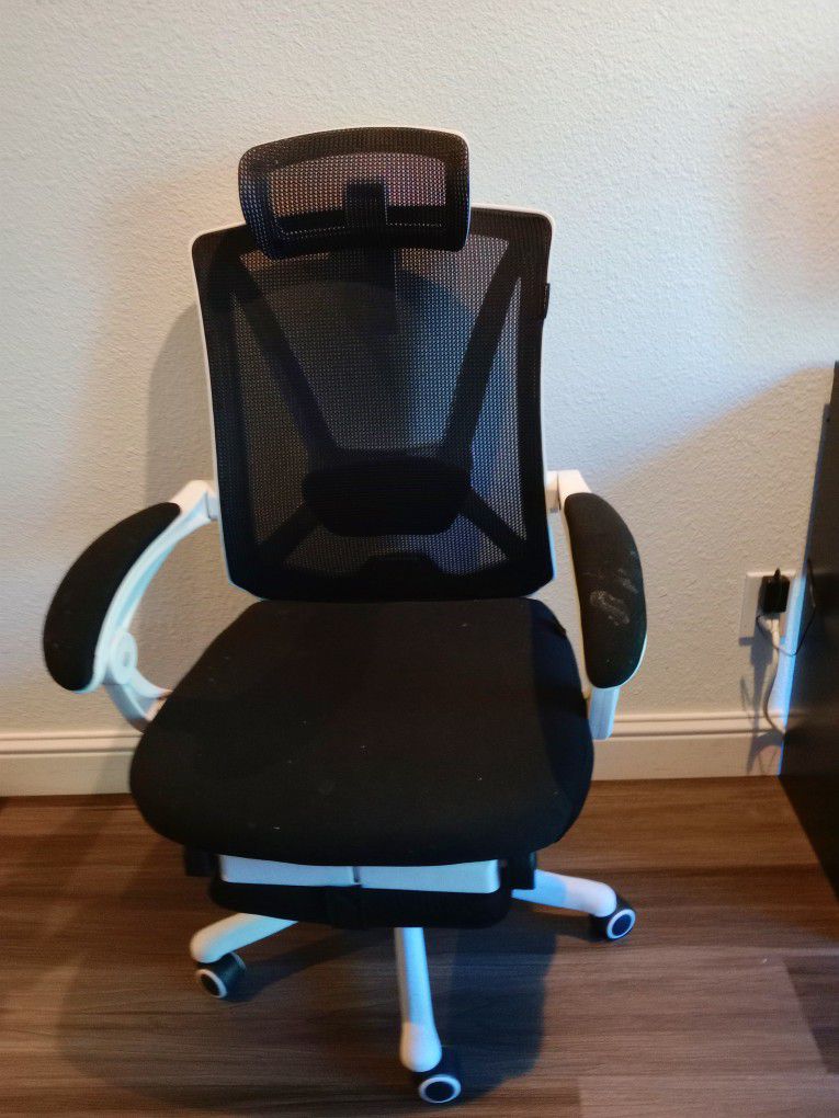 Gaming Chair With Headrest 