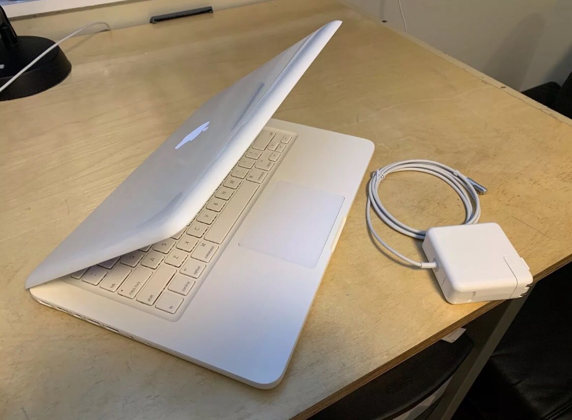 Apple Laptop macbook white