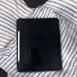 Ipad Pro 12.9inch (6th generation) and a case 