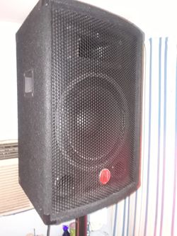 4 bocinas ..un amplificador...
