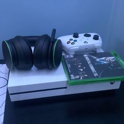 Xbox 1s With Mortal Combat Wireless Headphones New Controller HDMI Cable And Power Cable $190 For Accounts Comes With Xbox Game pass Ultimate 