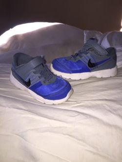 Nike boys toddler size 8 like new