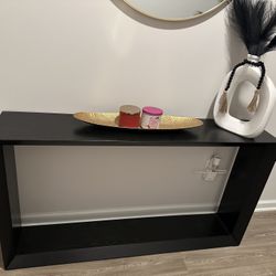 Entrance Table And Gold Mirror 