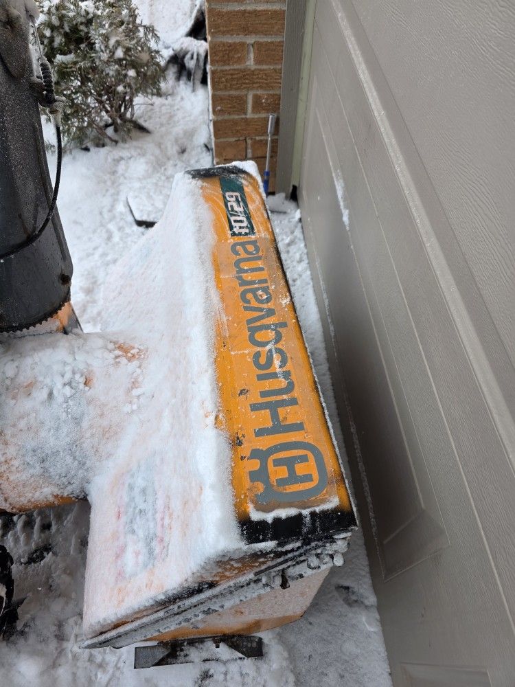 Husqvarna snowblower 10/29 inch path with a 10 hp tucumseh snow king engine
