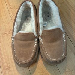 UGG Ansley Slippers (women’s 8)
