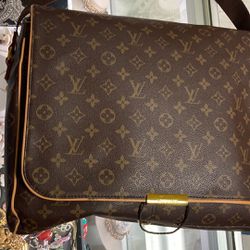 Louis Vuitton Monogram Canvas S-lock Gold Hook Closure Ladies Messenger Bag  for Sale in Memphis, TN - OfferUp