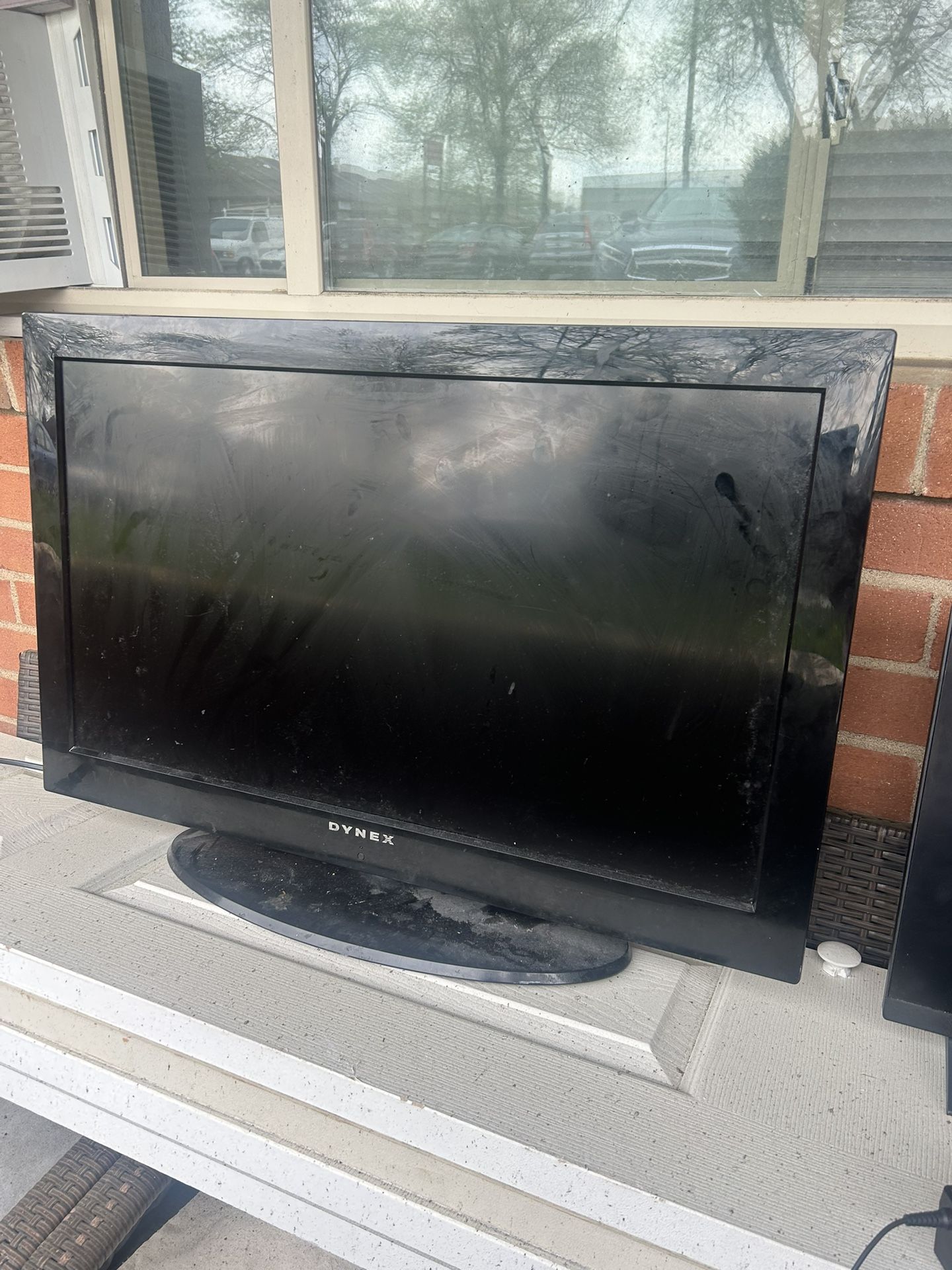 33 Inch Dynex Tv