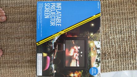 Inflatable projector screen
