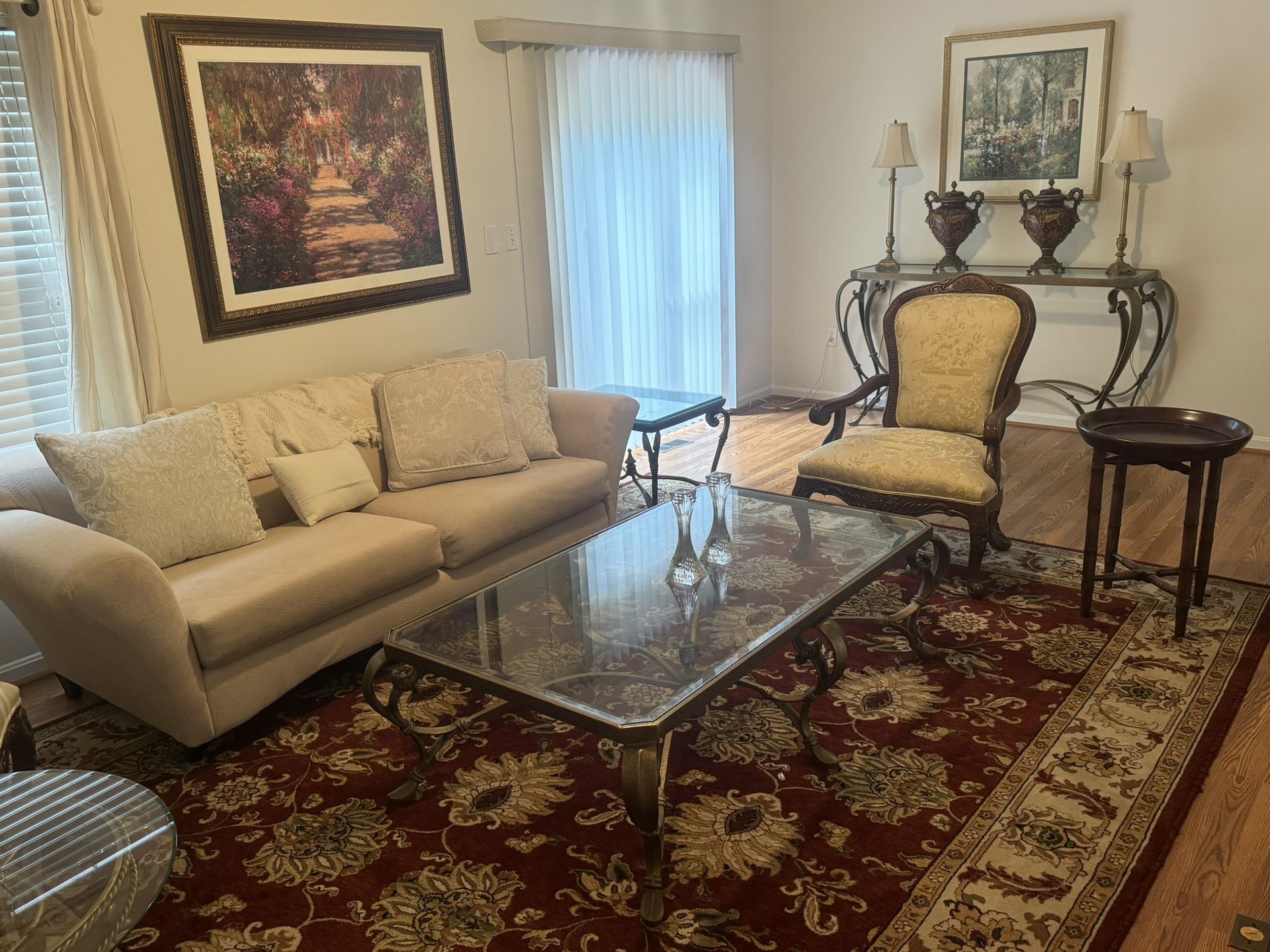 Traditional Living Room Suit (Excellent Condition)