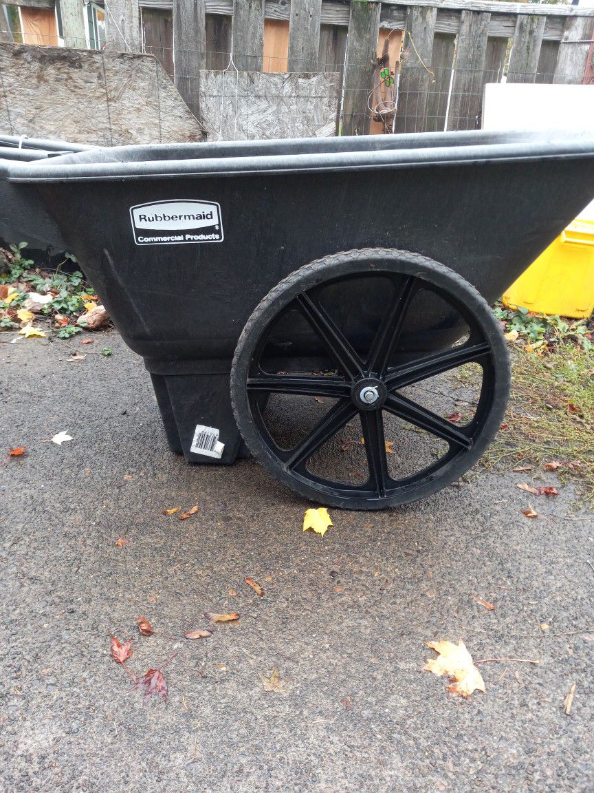 Rubbermaid 7.5 Cb Ft Commercial Big Wheel.   