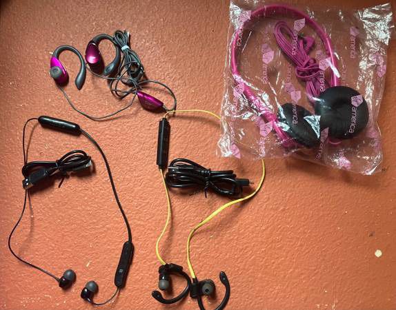 Earbuds and Headphone *New