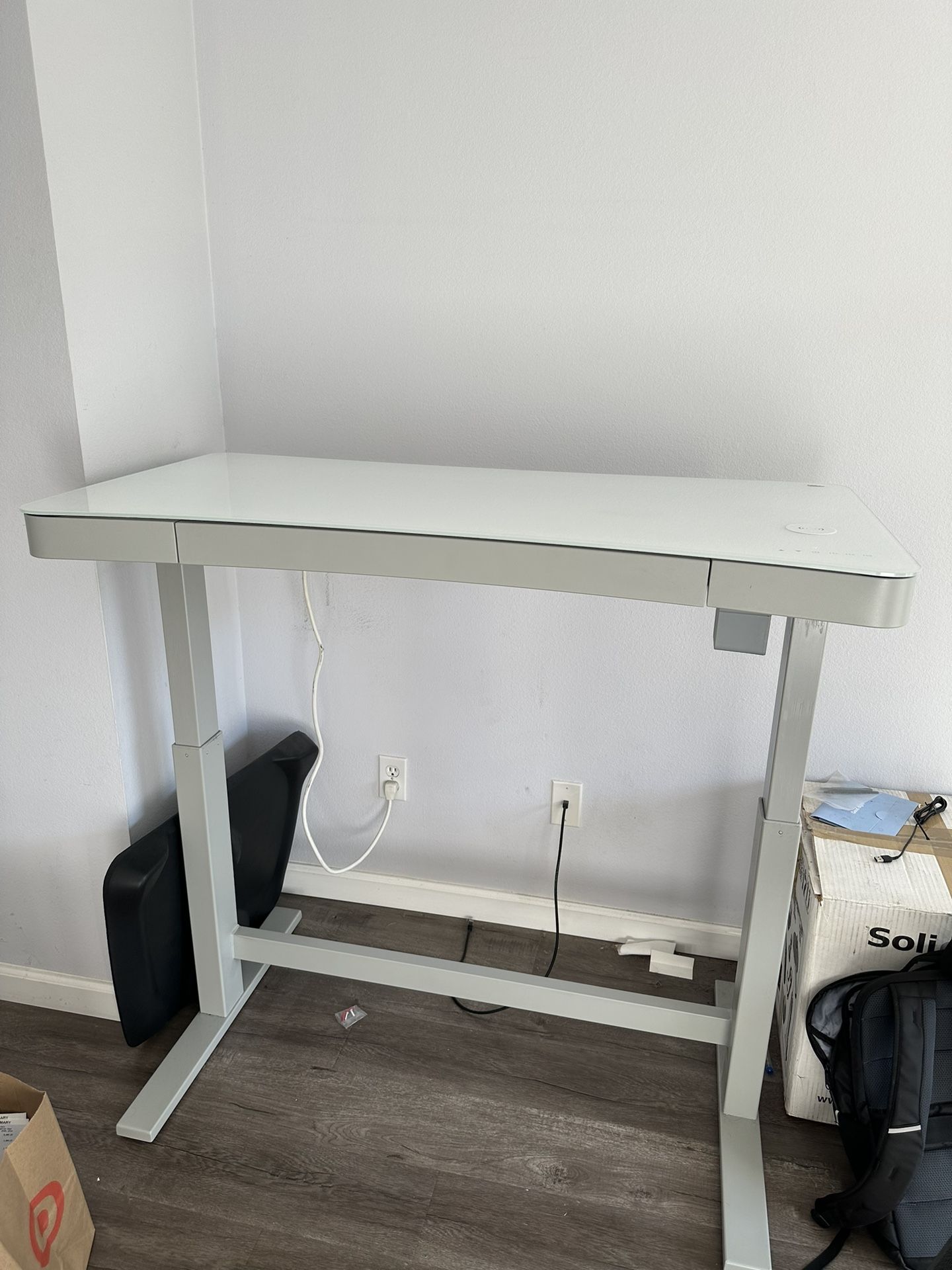 Tresanti Geller 47” Adjustable Height Desk for Sale in Hermosa Beach
