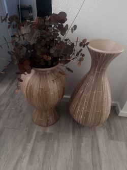 Bonita pareja de jarros de piso