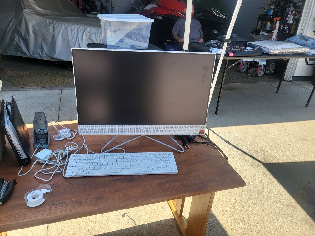 HP COMPUTER WITH CAMERA TOUCH SCREEN