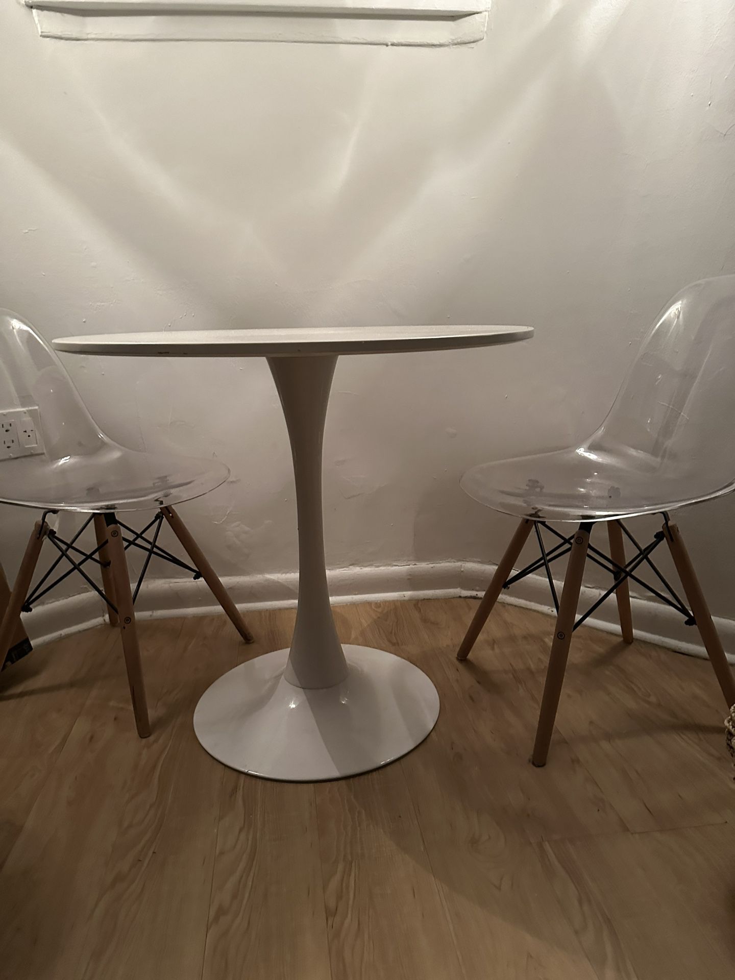 White Table & Acrylic Bucket Chairs